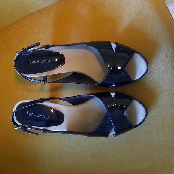 Size 8.5 Liz Claiborne shoes - Picture 2 of 4